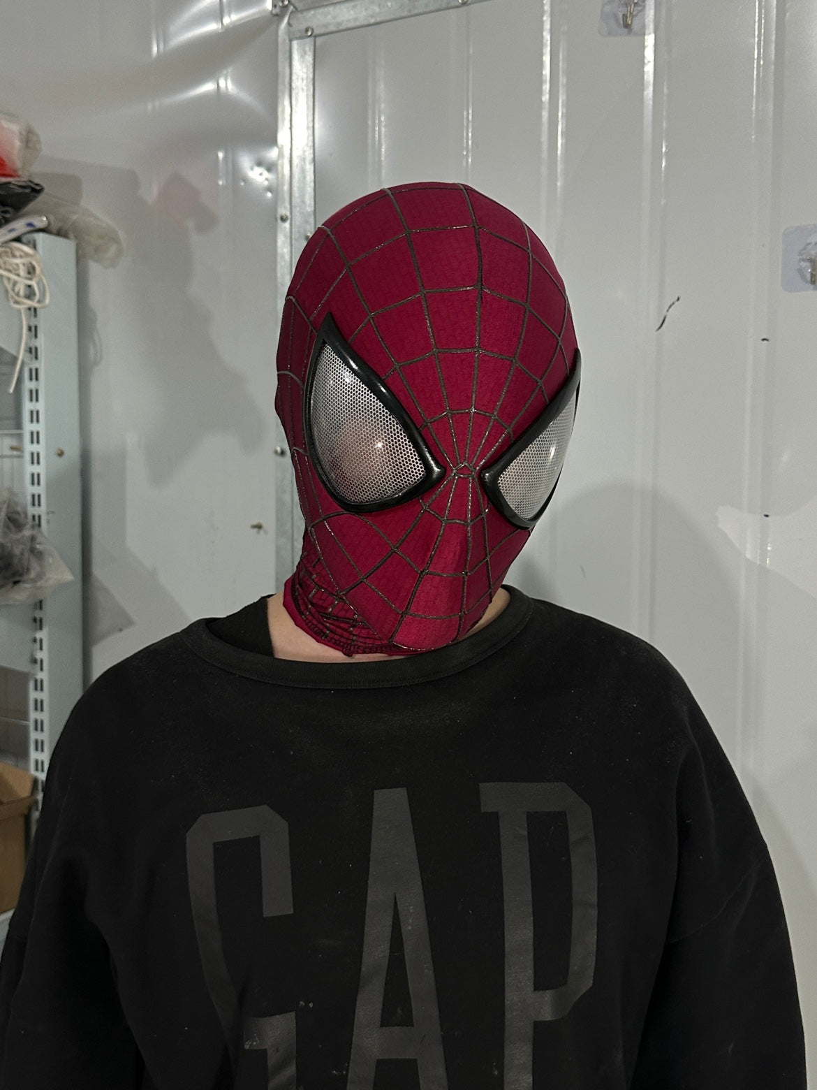 The mask from The Amazing Spider-Man 2 has reflective three-dimensional black patterns and is made of deep red fabric.