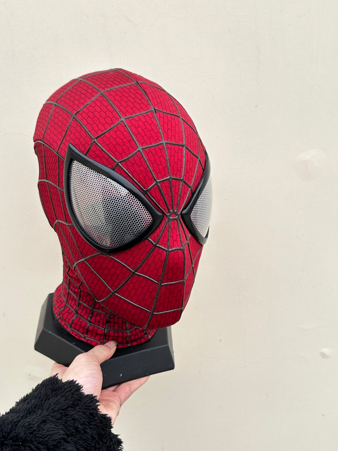 The mask from The Amazing Spider-Man 2 has reflective three-dimensional black patterns and is made of deep red fabric.