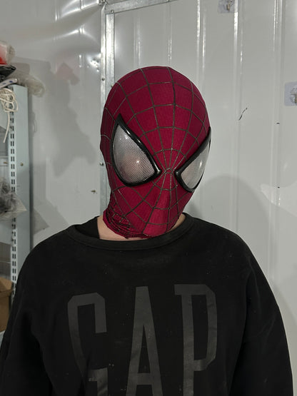 The mask from The Amazing Spider-Man 2 has reflective three-dimensional black patterns and is made of deep red fabric.