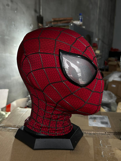 The mask from The Amazing Spider-Man 2 has reflective three-dimensional black patterns and is made of deep red fabric.