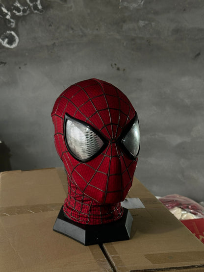The mask from The Amazing Spider-Man 2 has reflective three-dimensional black patterns and is made of deep red fabric.